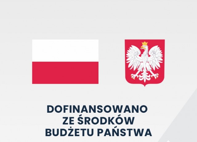 plakat informujący "Dofinansowano ze środków budżetu Państwa", zawierający godło Polski i flagę Polski